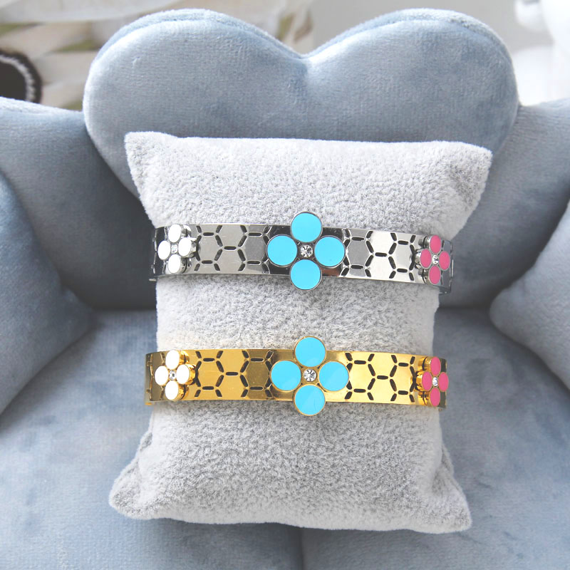 B02:Titanium four-clover Bangle for women, girls, friends, waterproof, color not fade - Image 4